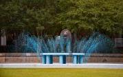 在君主喷泉把水染成蓝色是返乡的传统. 图Chuck Thomas/ODU